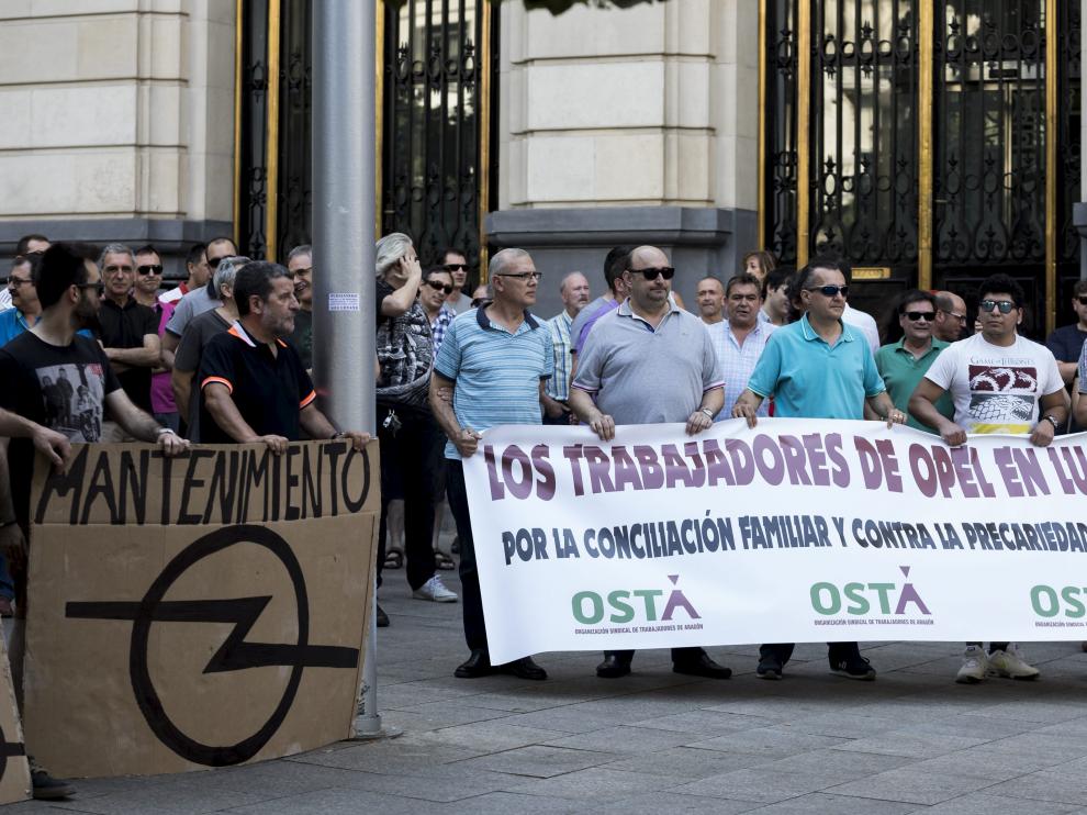 Protesta en Zaragoza de los trabajadores de mantenimiento de Opel