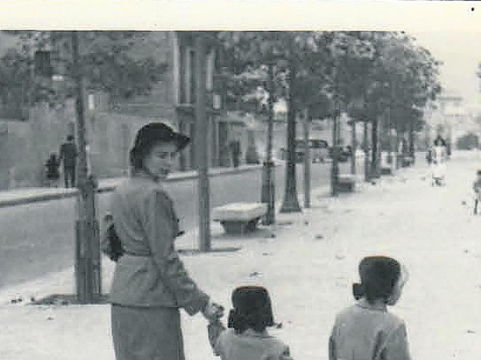 Soledad Puértolas, con 3 o 4 años, entre su madre y su hermana mayor, en Zaragoza.