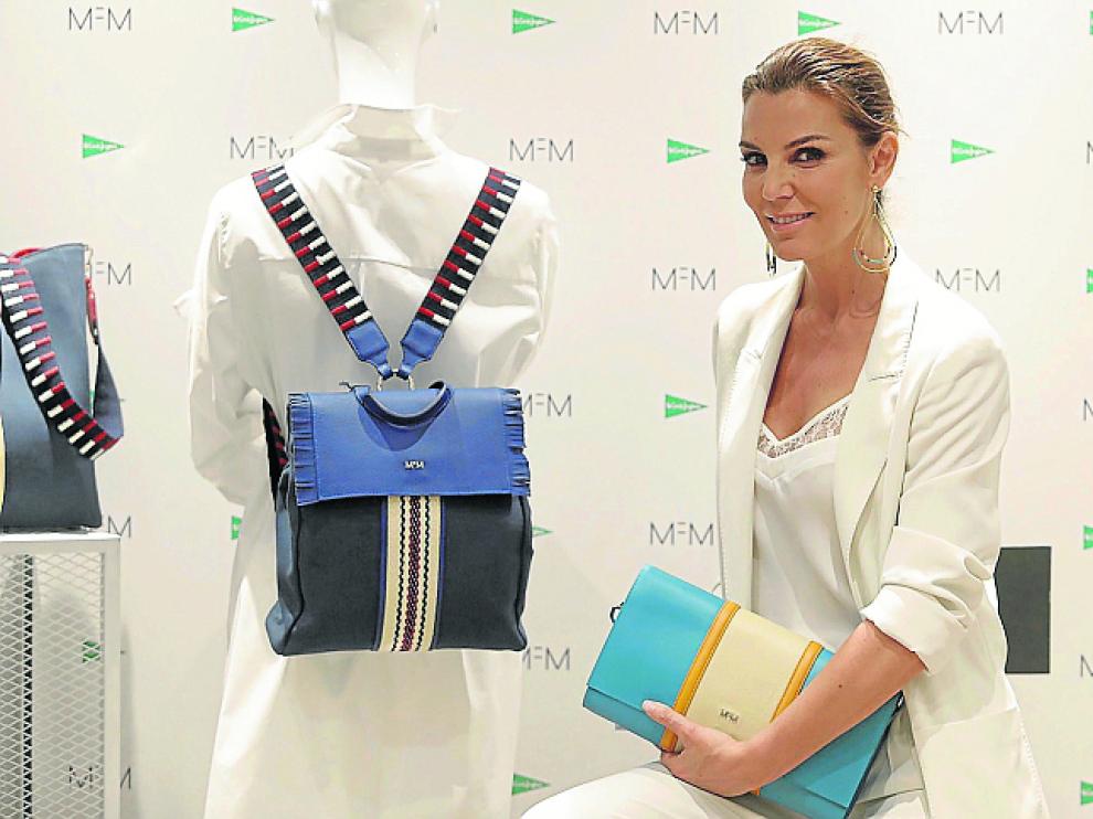 Mar Flores, en Zaragoza, con algunos de sus bolsos.