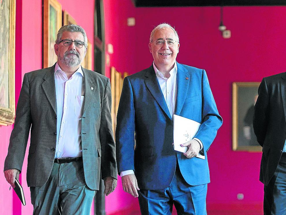 Roberto Fernández, flanqueado por el rector de la Universidad de Zaragoza, José Antonio Mayoral -izquierda- y Juan García Blasco, secretario general de la institución.