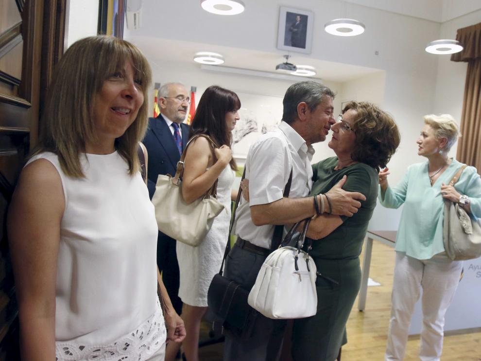 Berta Fernández, en primer plano, y el ya exalcalde de Sabiñánigo saludando a la consejera María Victoria Broto