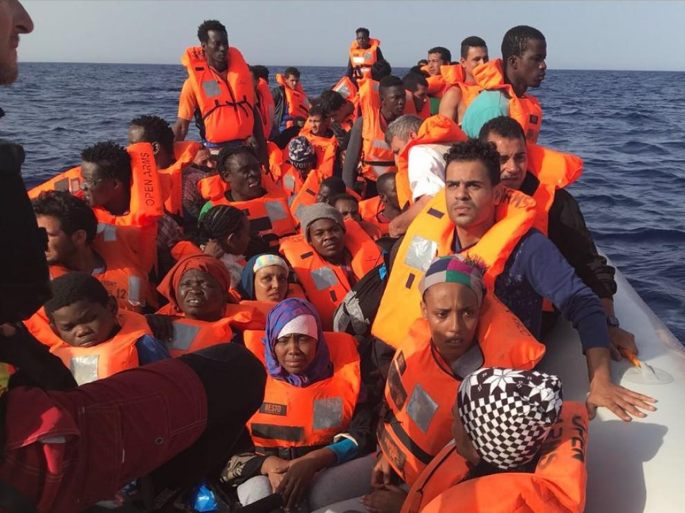 Proactiva salva a 60 inmigrantes y busca un puerto seguro para desembarcar.