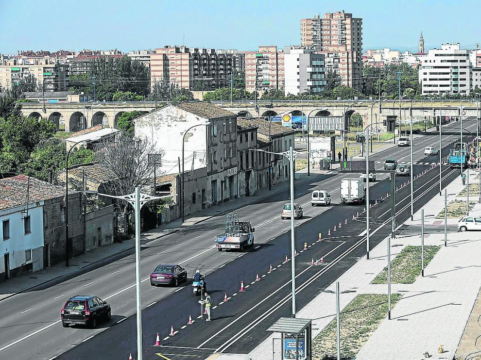En la imagen se aprecia la diferencia entre la acera de la izquierda, aún sin reformar, y la recién terminada de la derecha.