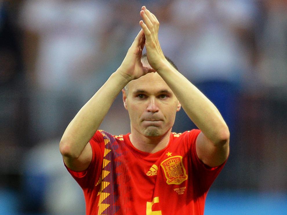 Iniesta saluda a la hinchada tras el partido.