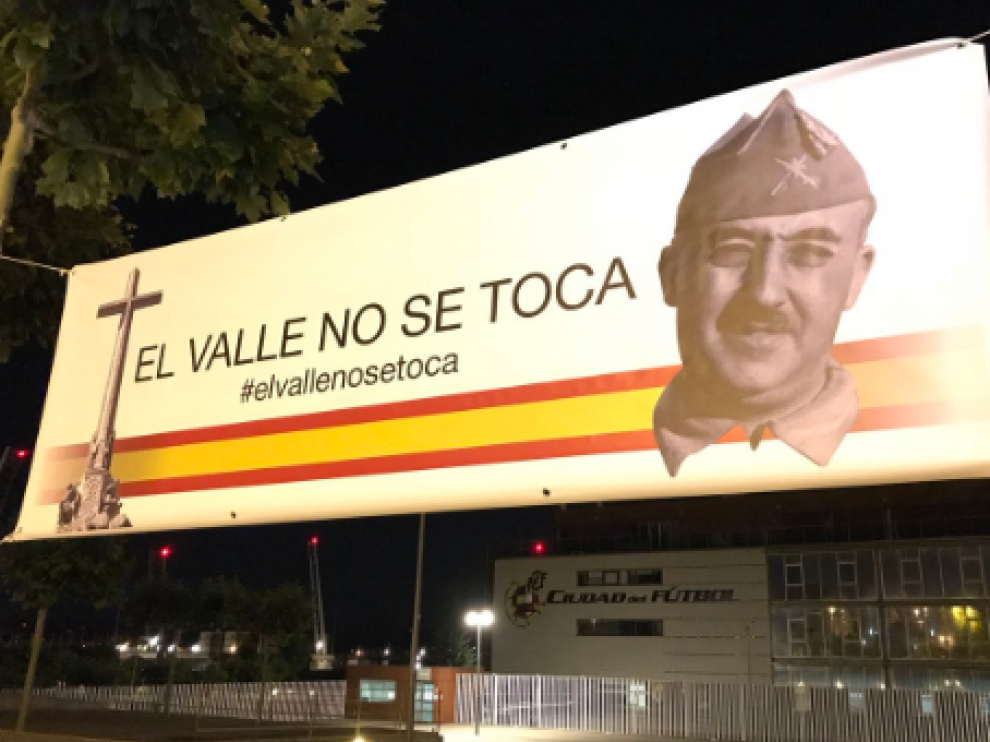 Pancarta en protesta por la exhumación de los resto de Franco en Madrid.