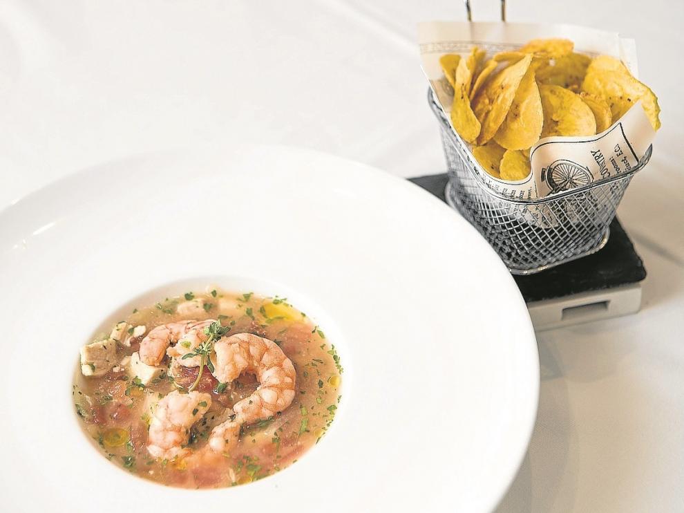 Un cebiche de langostinos con sus patacones, servido en el restaurante Antonio.
