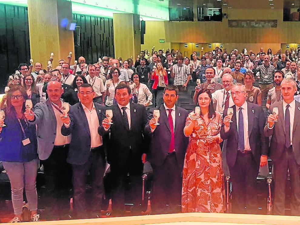 Brindis de los asistentes al Congreso Internacional del Terroir con el que se inauguró el encuentro en el Patio de la Infanta de Ibercaja en Zaragoza.