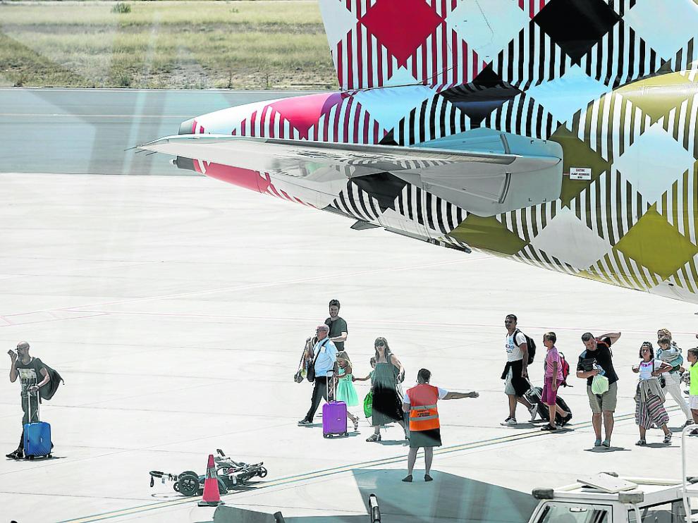 Los pasajeros desembarcando a las 13.45 del domingo, con 17 horas de retraso.