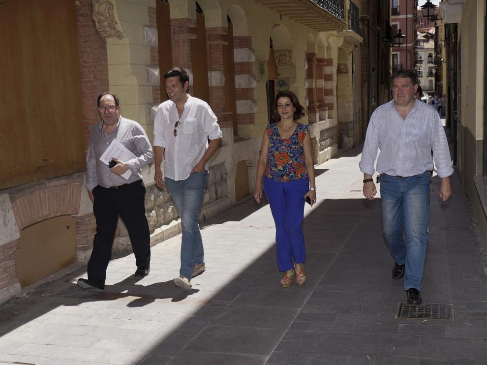 Emma Buj se dirige al registro de la sede de la Policía Local de Teruel tras finalizar el del Ayuntamiento