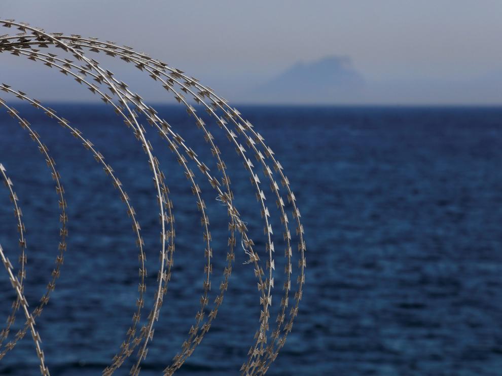 El puerto lleva meses reforzando sus vallados para evitar la entrada de indocumentados a las zonas de embarque restringidas.