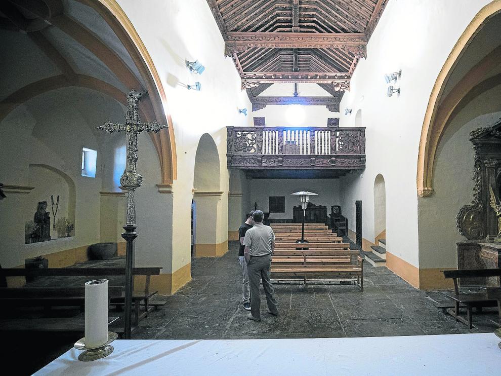 Vista del artesonado del techo y el coro de la iglesia de Santa María desde su altar.