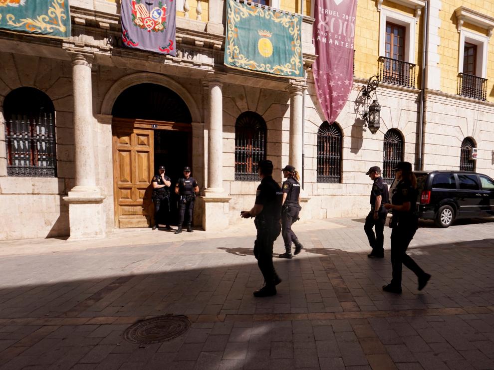 Agentes de la Policía Nacional en la entrada del Ayuntamiento de Teruel el martes por la mañana.