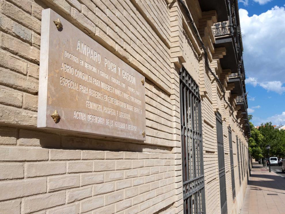 Placa homenaje a la doctora Amparo Poch en el cuartel de Pontoneros.