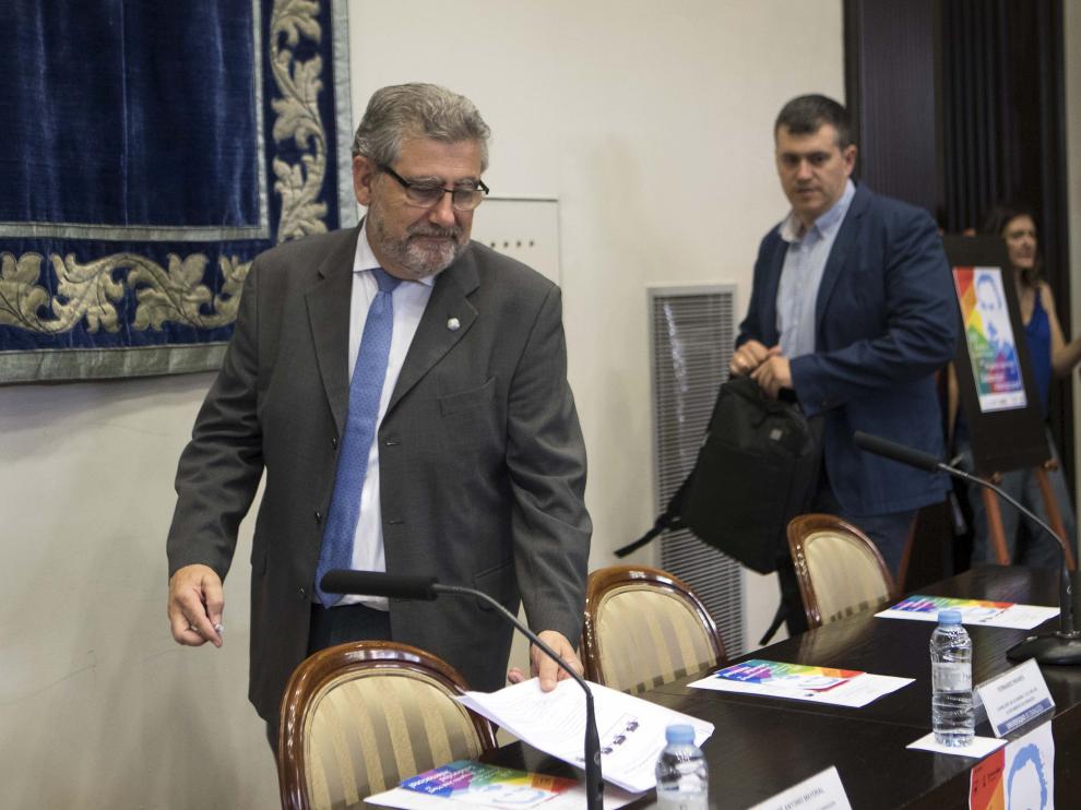 José Antonio Mayoral, a la izquierda, a su llegada a una rueda de prensa este miércoles.