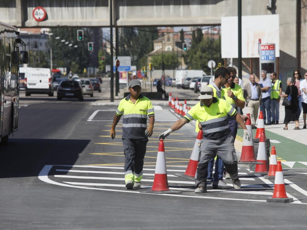 Los operarios han retirado este jueves los conos para que poner en servicio las dos paradas del tramo de la avenida de Cataluña que se acaba de reformar.