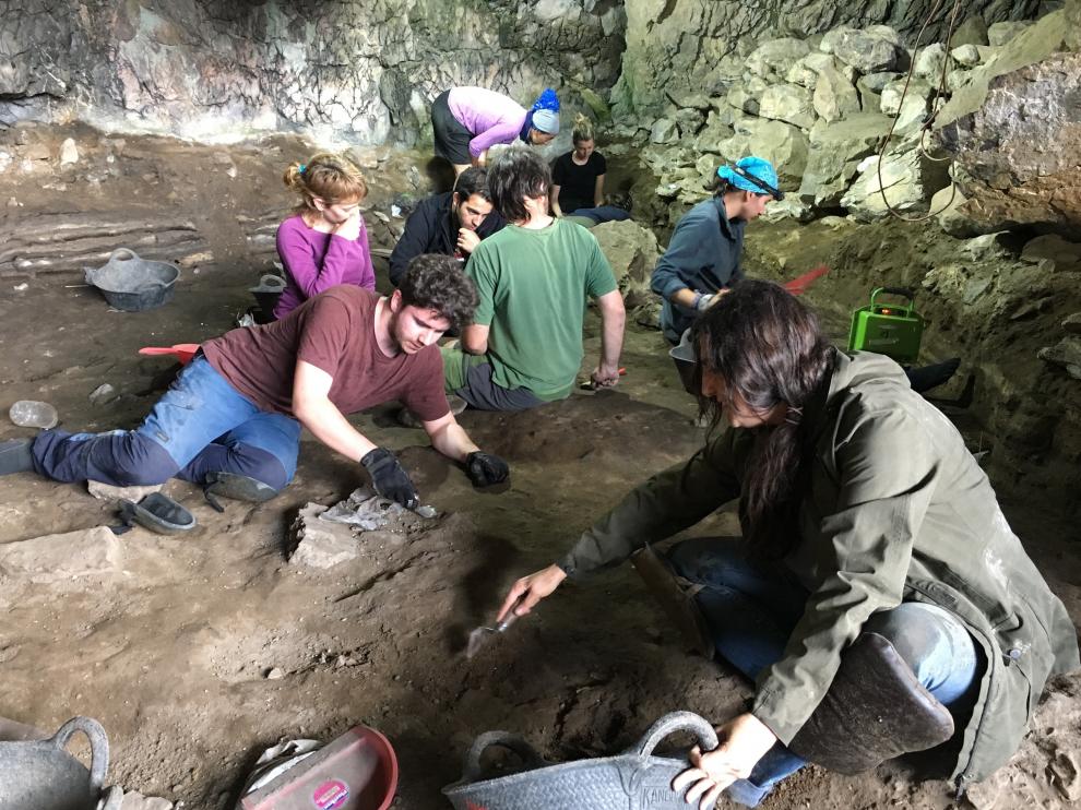 Los dos primeros participantes ya están manos a la obra en la campaña de excavaciones.