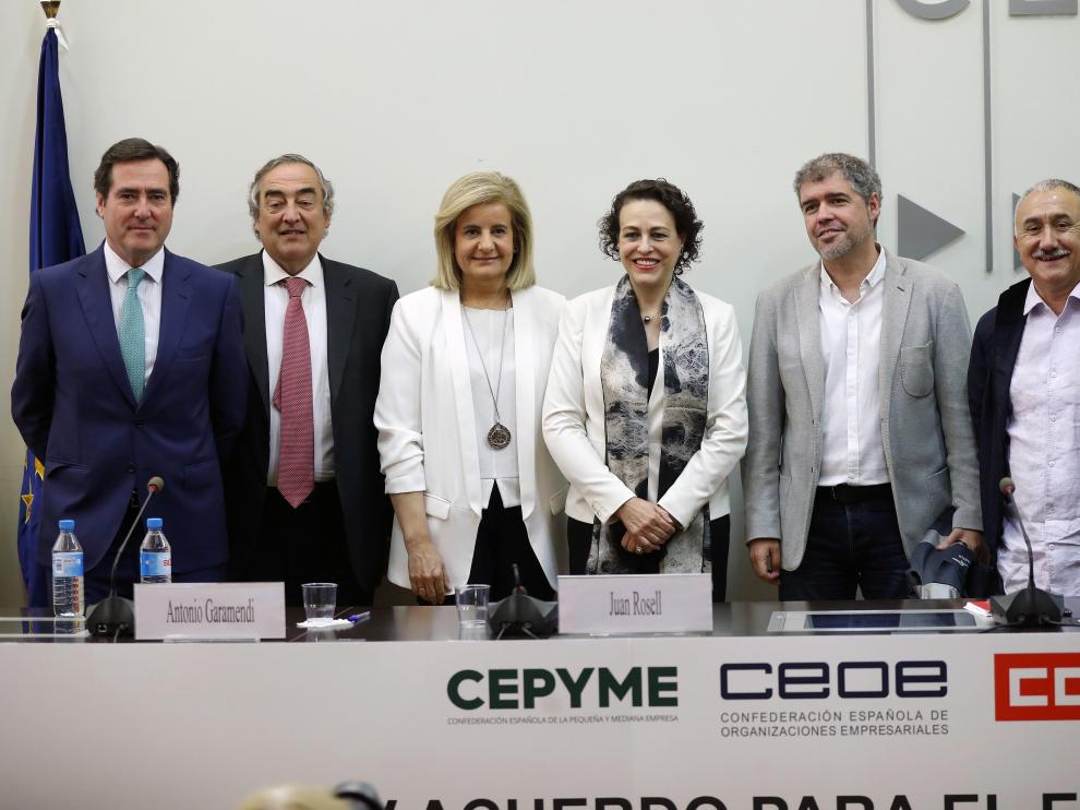 Representantes de CEOE, Cepyme, UGT y CC. OO. tras la firma del pacto salarial