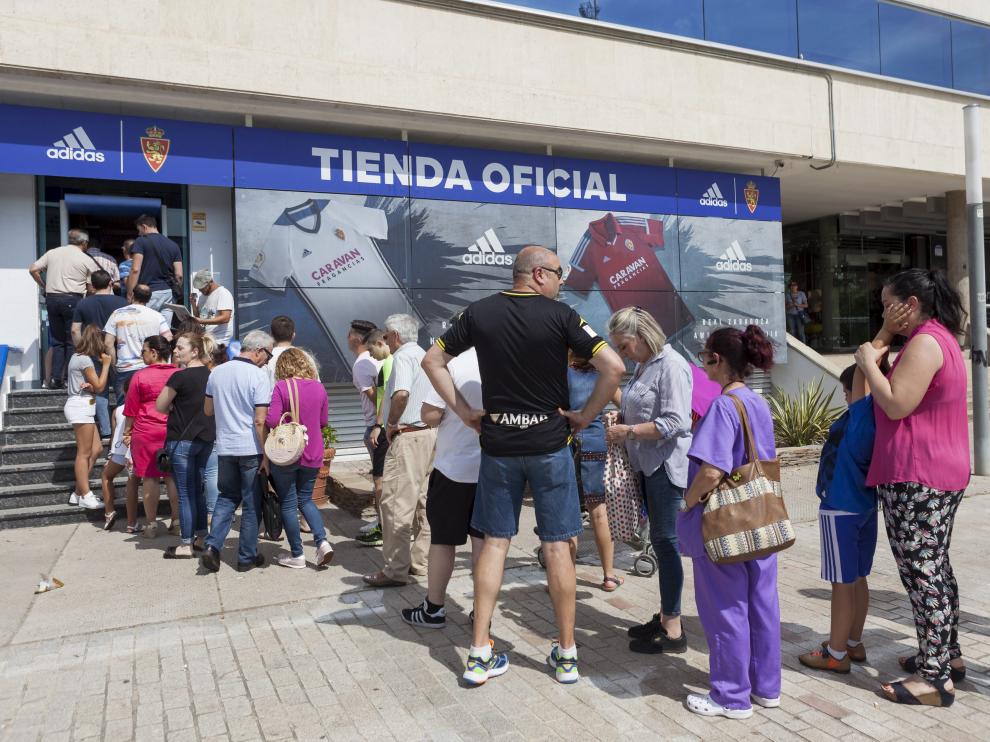 Filas en las oficinas del Real Zaragoza para sacar los abonos.