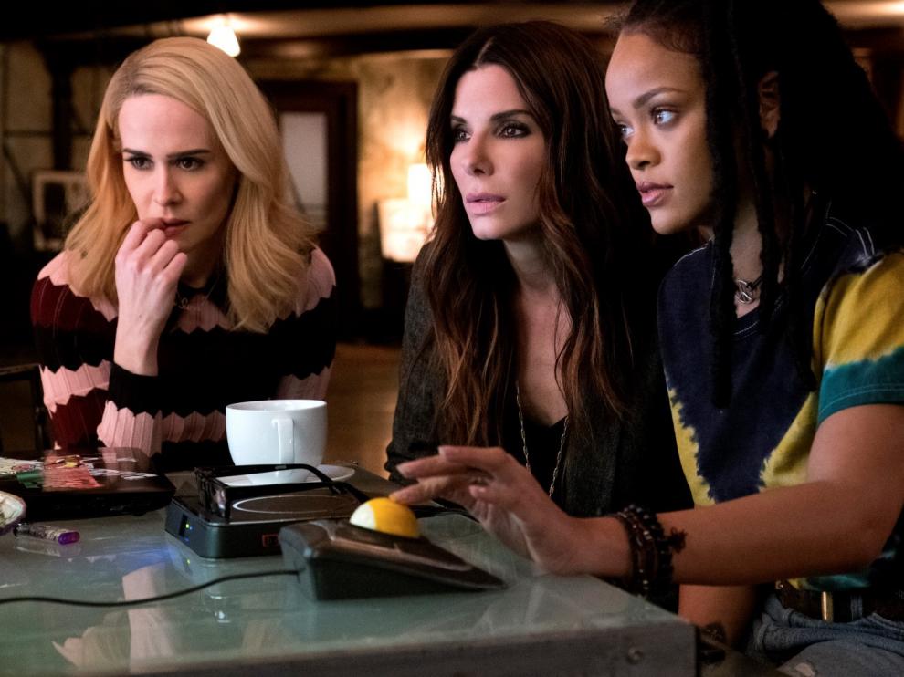 Rihanna, Sandra Bullock, Sarah Paulson protagonizan uno de los estrenos de la semana 'Ocean's 8'.