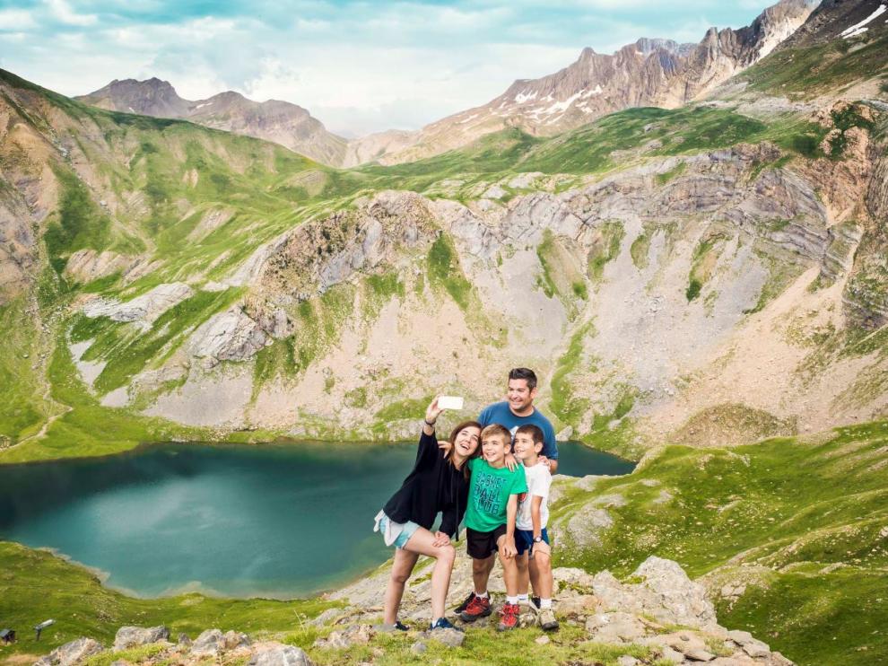 buen ejemplo de los lagos de montaña pirenaicos para recorrer en familia