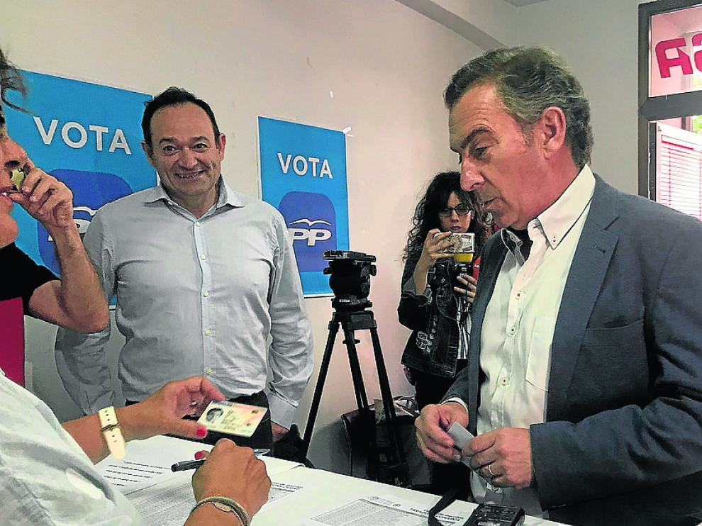 El presidente del PP-Aragón, Luis María Beamonte, votó ayer en la sede de Tarazona.