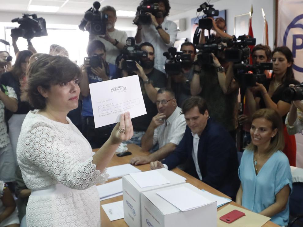 Soraya Sáenz de Santamaría depositando su voto en Madrid.