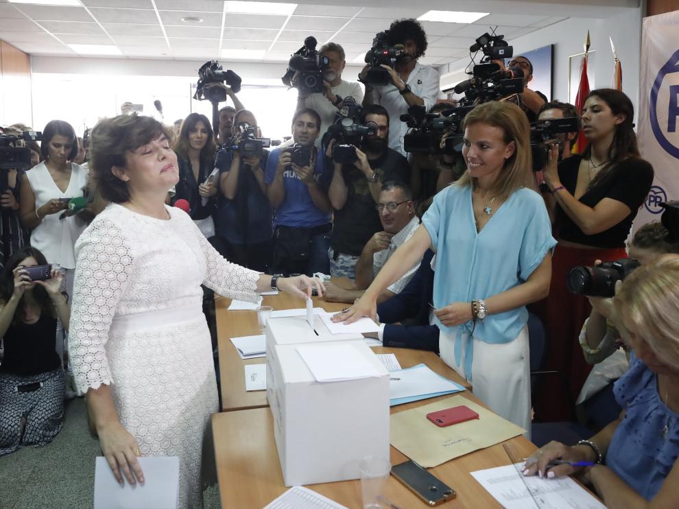 La candidata a la presidencia del PP Soraya Saenz de Santamaría vota en las primarias en la sede del distrito de Salamanca en Madrid
