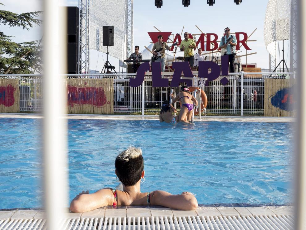 La banda aragonesa Humphrey & The Farmers abrió el festival y el público siguió el concierto desde la piscina.