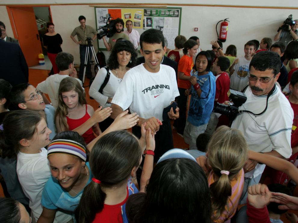 El Guerrou, rodeado de niños del Colegio Público Cortes de Aragón en Kasan.