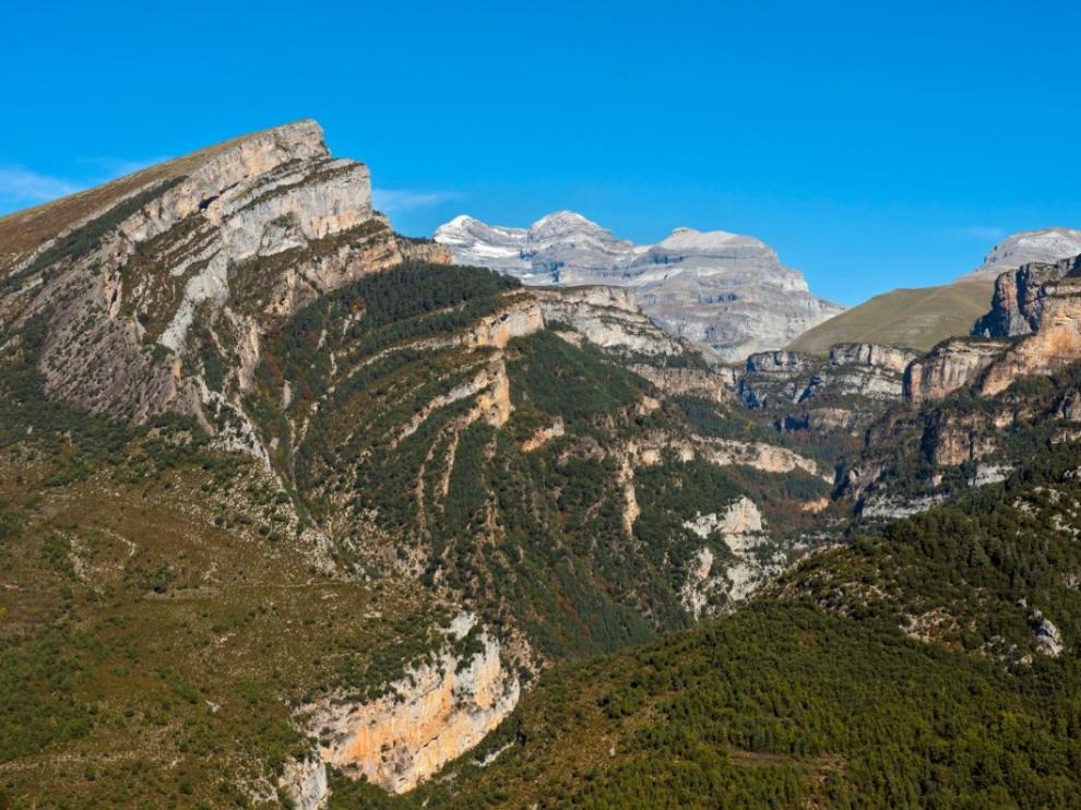 El cañón de Añisclo desde el mirador de las Cruces, desde donde vemos el pliegue anticlinal de Mondoto
