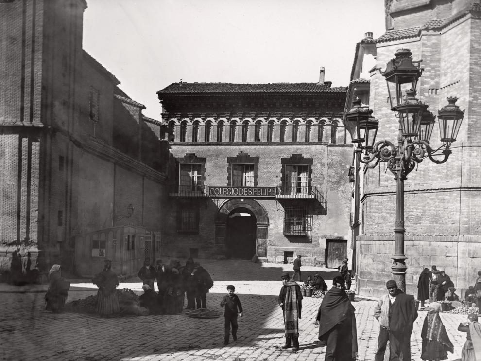 Una imagen de la plaza de San Felipe con el palacio de los condes de Argillo entre la iglesia de San Felipe y la Torre Nueva