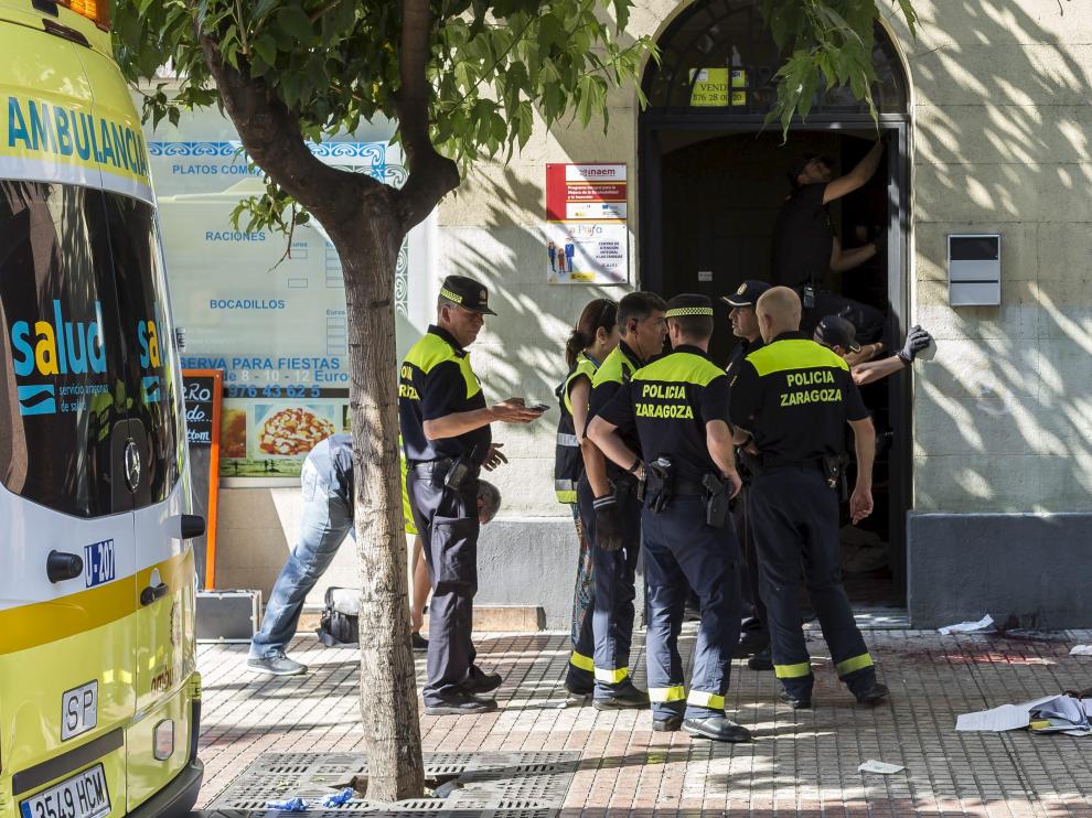 El crimen se produjo el 10 de abril de 2016 en este portal de la avenida de Conde de Aranda de Zaragoza.