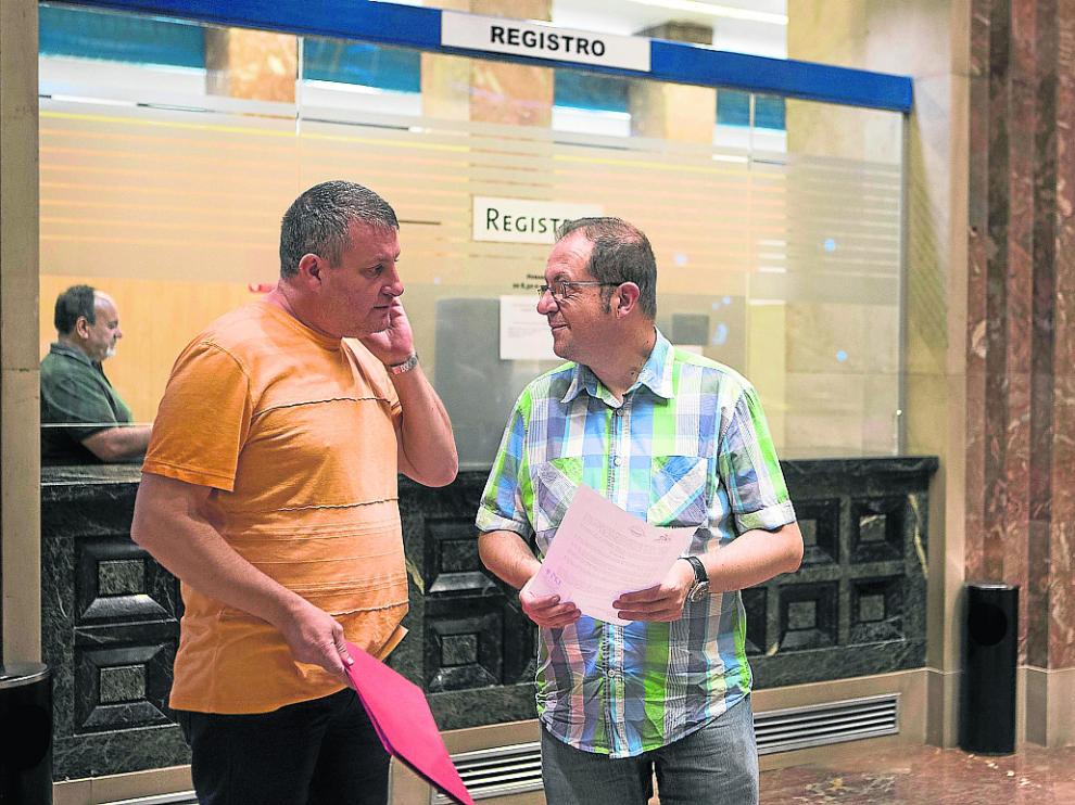 Representantes del barrio de Jesús y Arrabal depositaron las rúbricas en el registro municipal.