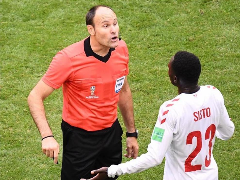El árbitro español Mateu Lahoz, en el Mundial.