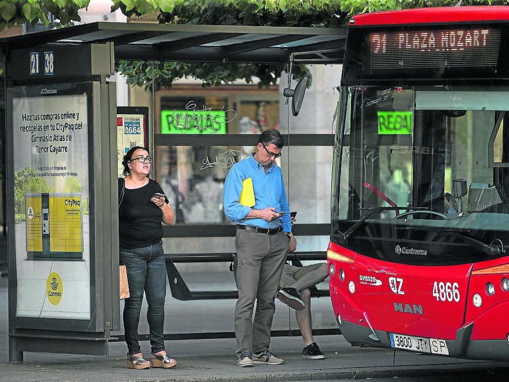 Algunos usuarios de la línea 21, que transporta a cerca de 400.000 viajeros al mes.