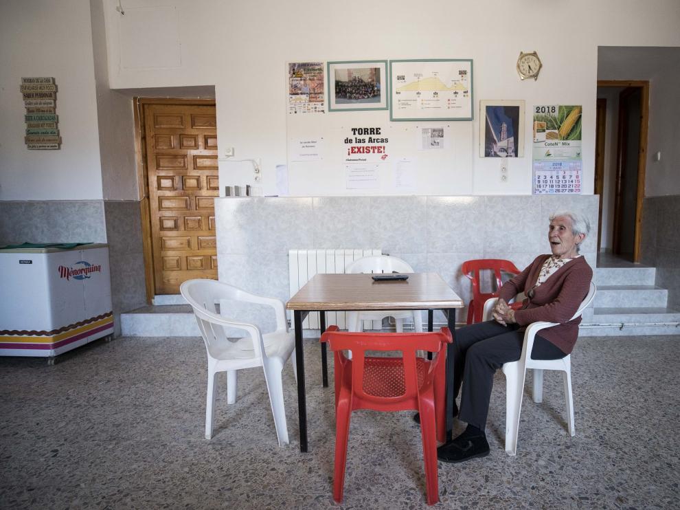 Mercedes Nadal, sentada en el bar social de Torre de las Arcas.