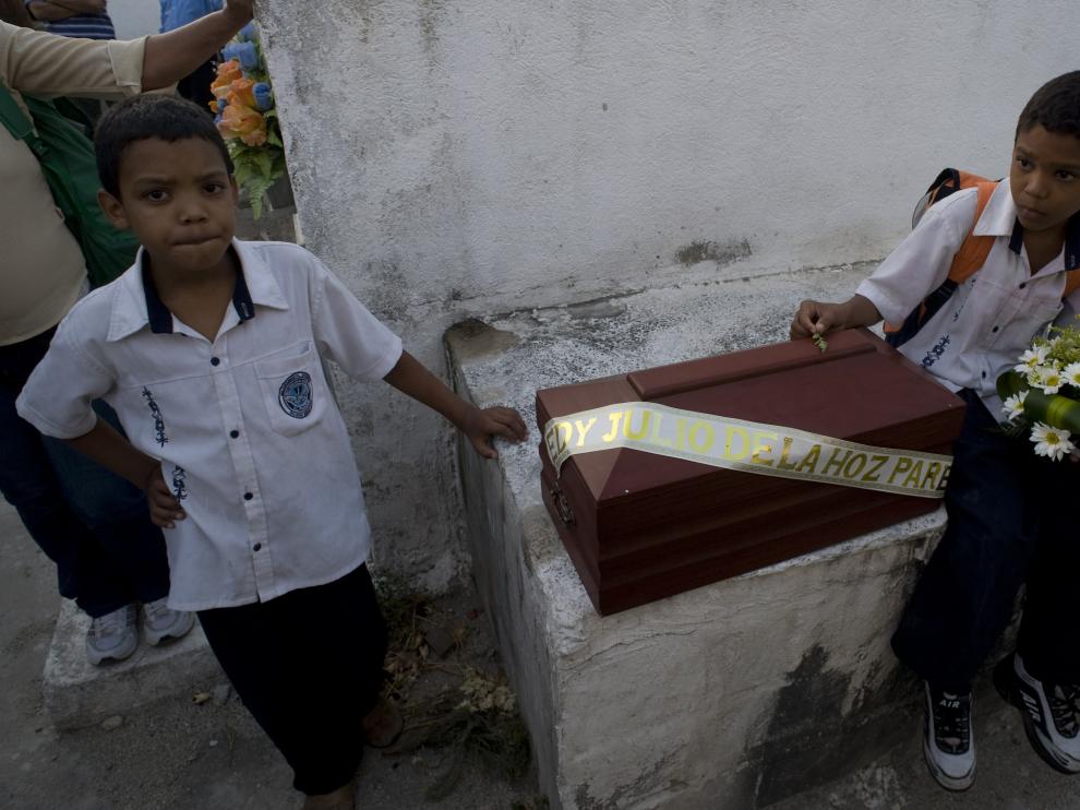 DOS hijos de un desaparecido en 2001 cuyos restos han sido identificados esperan en el hospital