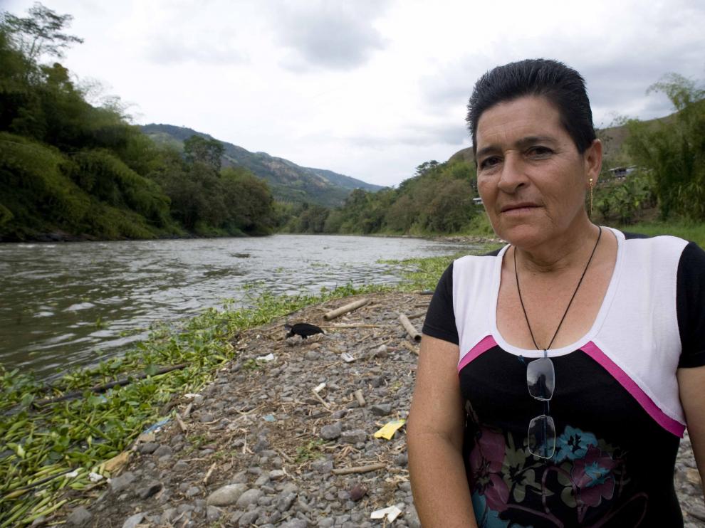 Inés Mejia en el río Cauca