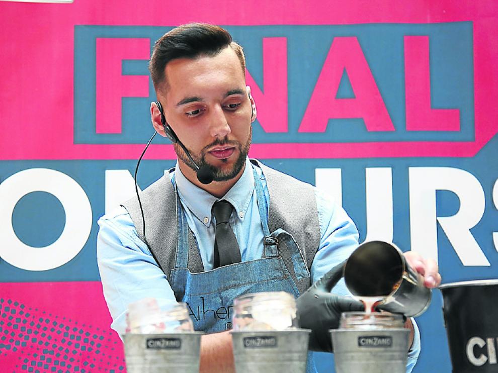 Denis López, durante la preparación de su cóctel.