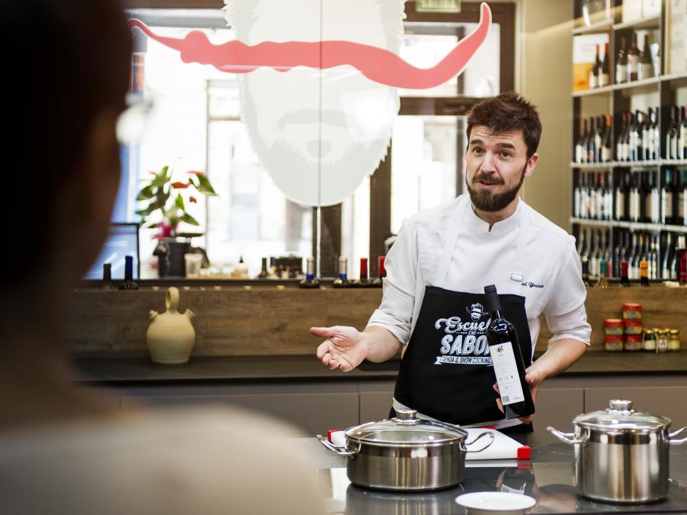El chef televisivo Daniel Yranzo imparte cursos de cocina en la Escuela de Sabor.