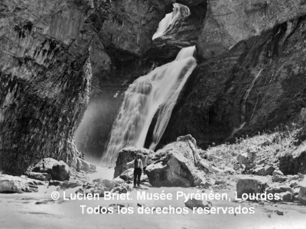 Lucien Briet, en la cascada de los Estrechos del río Arazas, a principios del XIX.
