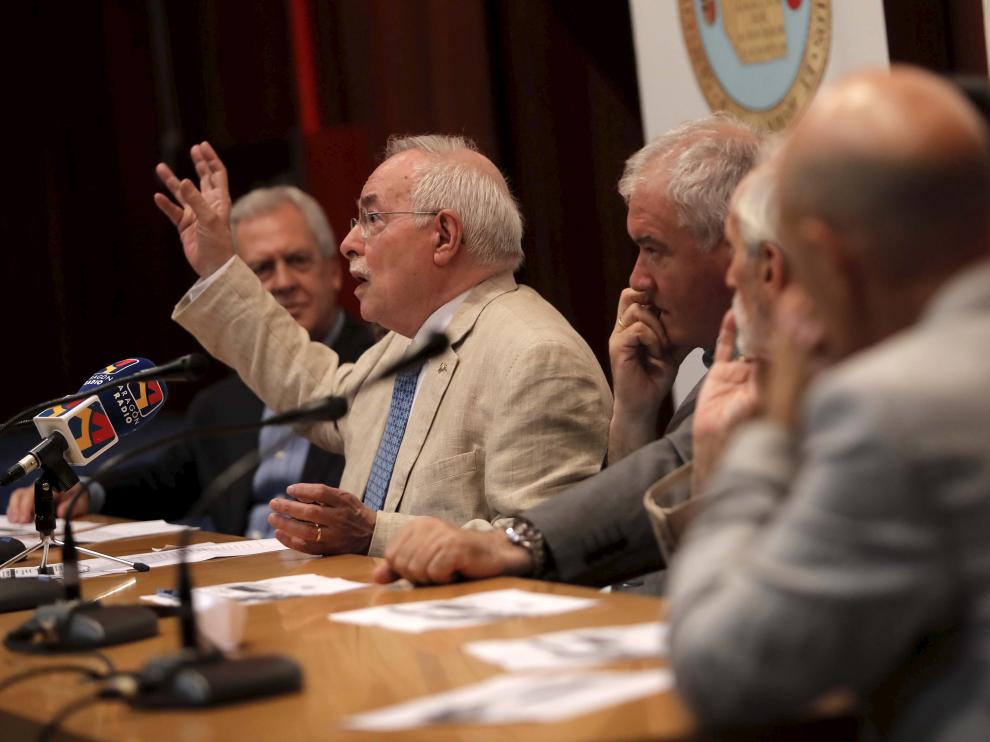 Guillermo Fatás, junto al actual decano de la Faculta de Filosofía, Eliseo Serrano, y el resto de profesores que han ocupado este cargo, en el acto celebrado este lunes.