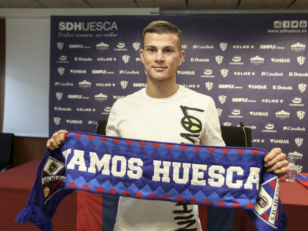 Samuele Longo posando con una bufanda del Huesca