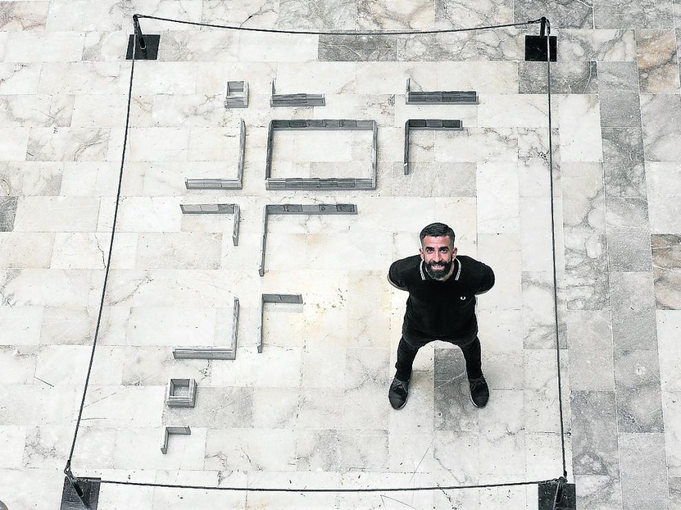 El artista oscense Antonio Fernández posa junto a su obra.