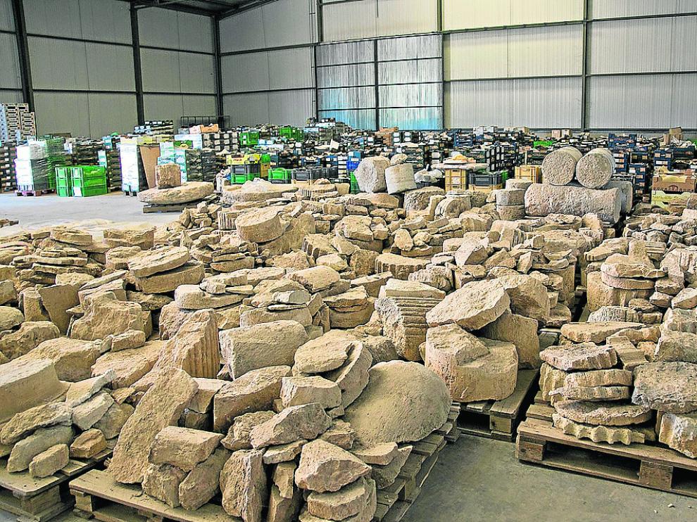 Restos arqueológicos del yacimiento de Calatayud conservados en un almacén.