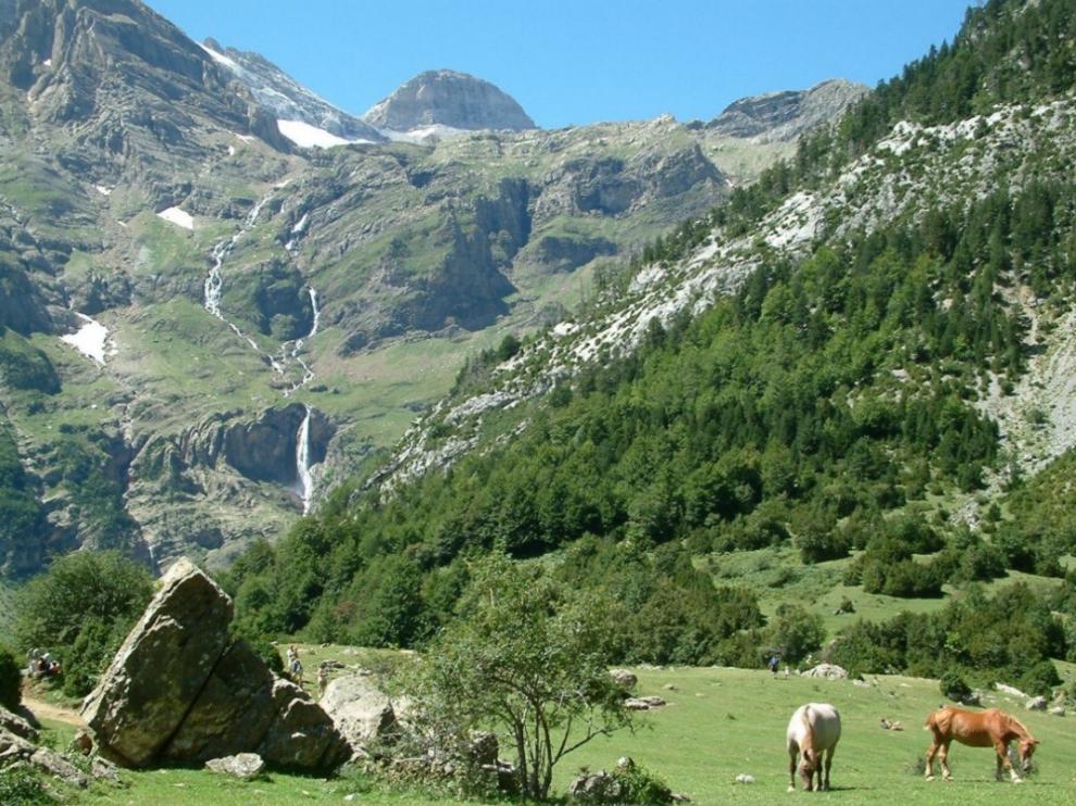 Cascada del Cinca o de Marboré, vista desde los llanos de La Larri. Asoma el Cilindro