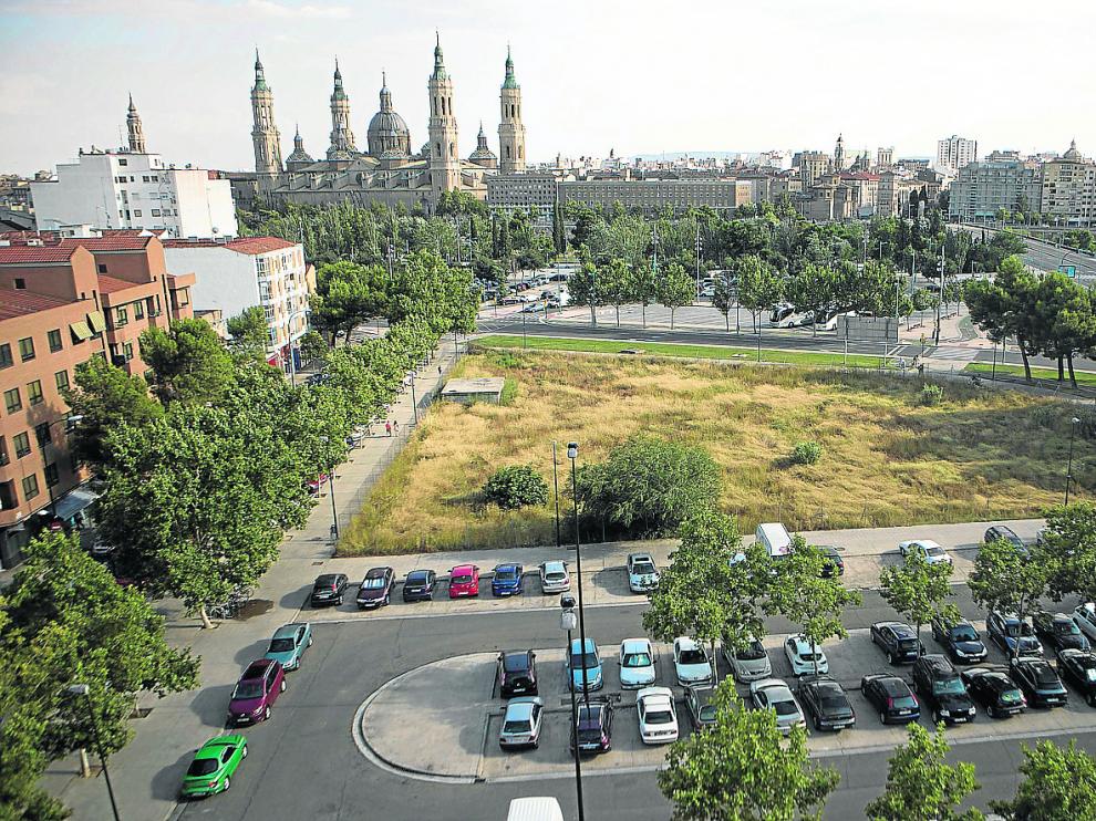 El nuevo emplazamiento que propone el Ayuntamiento se ubica junto al puente de Santiago.