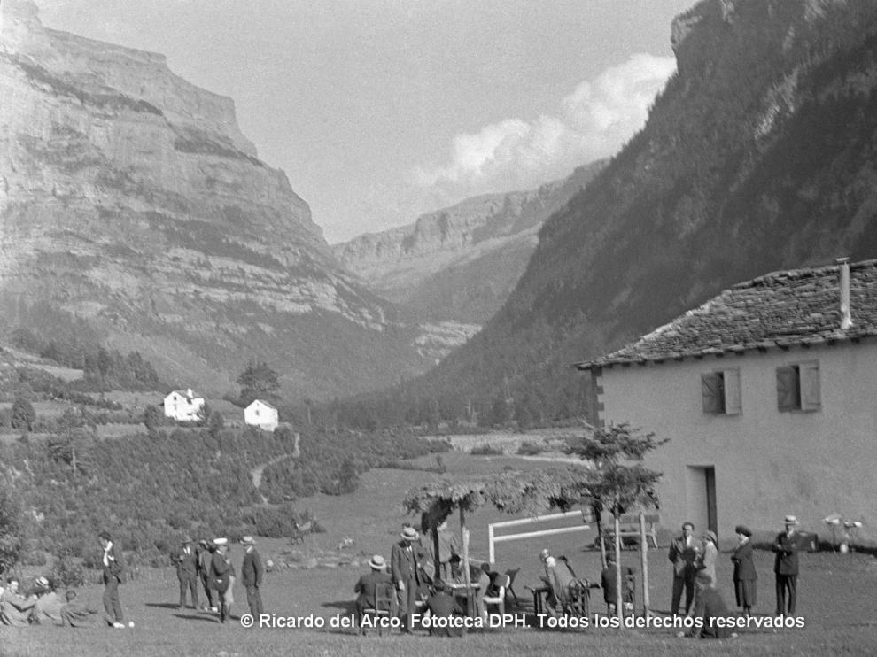 Actos de inauguración del Parque Nacional en el pradera de Ordesa.
