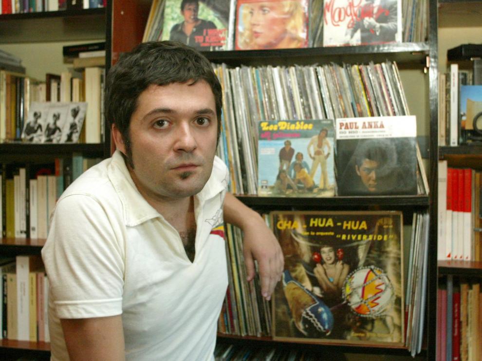 Sergio Algora, junto a su querida colección de discos.