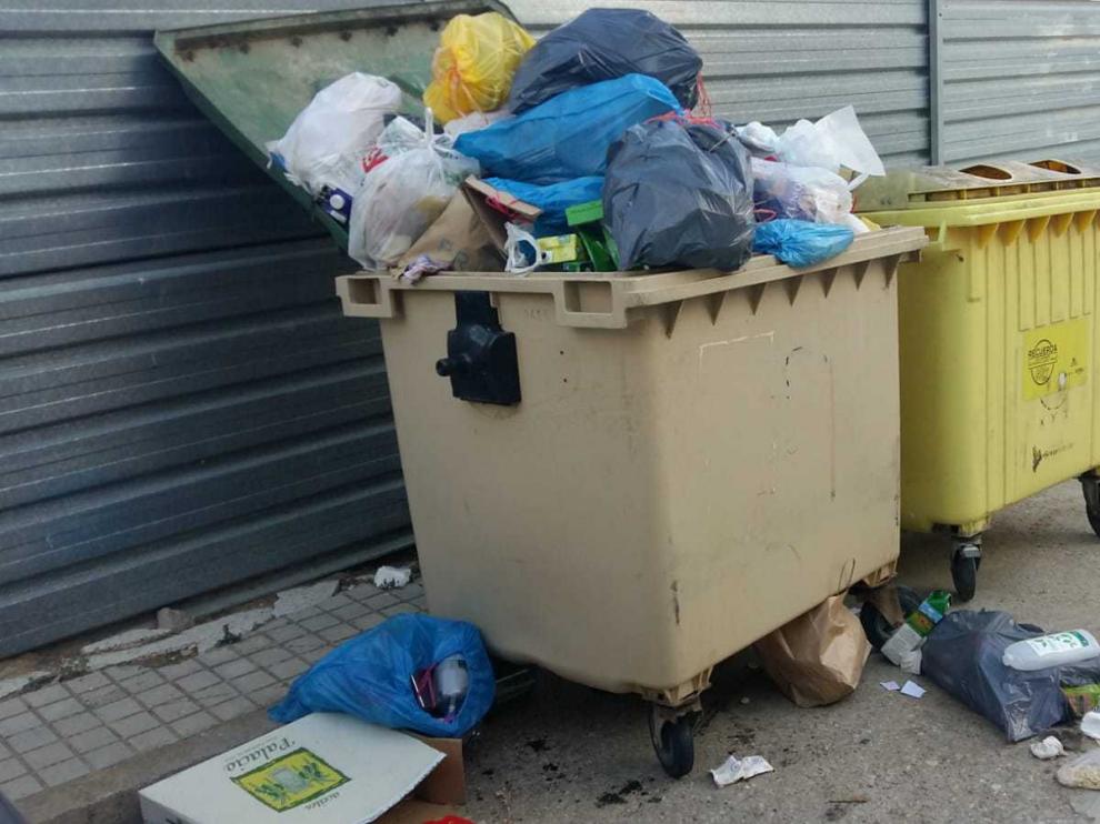 Fotografía tomada esta semana del contenedor, con la basura rebosando